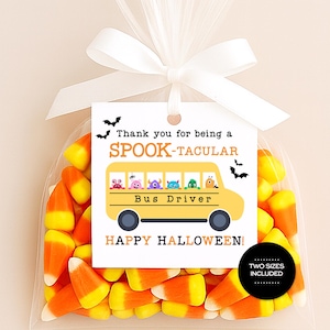 Op de afbeelding: Een doorzichtige cellofaan zak gevuld met snoepmaïs, vastgebonden met een wit lint. Een label leest "Thank you for being a SPOOK-TACULAR Bus Driver" met een gele schoolbus afbeelding en "HAPPY HALLOWEEN!"
