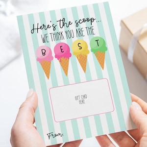 Può includere: Un buono regalo tenuto in mano, con uno sfondo a righe verde menta e bianco. La carta recita "Here's the scoop... WE THINK YOU ARE THE BEST" con illustrazioni di coni gelato. È visibile uno spazio per un buono regalo.