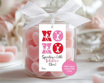 Könnte beinhalten: Druckbare Valentinstag-Geschenk-Etiketten mit einer Cheerleader-Silhouette mit Pompons und dem Text "XO" und "Spreading a Little Valentine Cheer!"