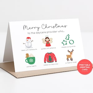 Può includere: Biglietto di auguri natalizio bianco piegato con busta beige. Il biglietto recita "Buon Natale al fornitore di asilo nido che..." e presenta illustrazioni di pupazzo di neve, angelo, forme, tazza, maglione e renna.