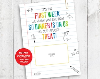 Könnte beinhalten: Ein druckbarer Geschenkkartenhalter im Notizpapier-Design. Der Text lautet: „Es ist die erste Woche, wir wissen, dass Sie geschlagen sind, also ist das Abendessen unser besonderer Leckerbissen!“ Enthält Platz für eine Geschenkkarte und eine „Von“-Zeile.