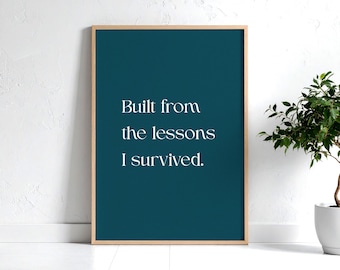 Arte mural con cita sobre resiliencia: Afirmación de crecimiento de superviviente, póster con tipografía serif moderna (descarga digital)