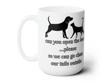 Könnte beinhalten: Eine weiße Keramiktasse mit einer schwarzen Silhouette eines Hundes und einer Katze. Der Text lautet "can you open the door...please so we can go chase our tails outside".