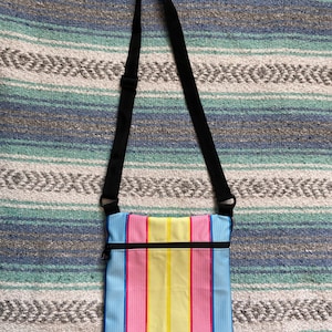 Bolsa Crossbody/Ombro Rainbow - Reciclada