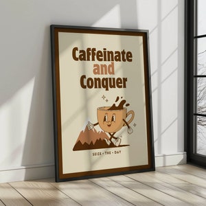 以下が含まれることがあります： 山を登る漫画のコーヒーカップのキャラクターが描かれた、やる気を起こさせるポスター。テキストには「Caffeinate and Conquer」と「Seize the Day」と書かれています。