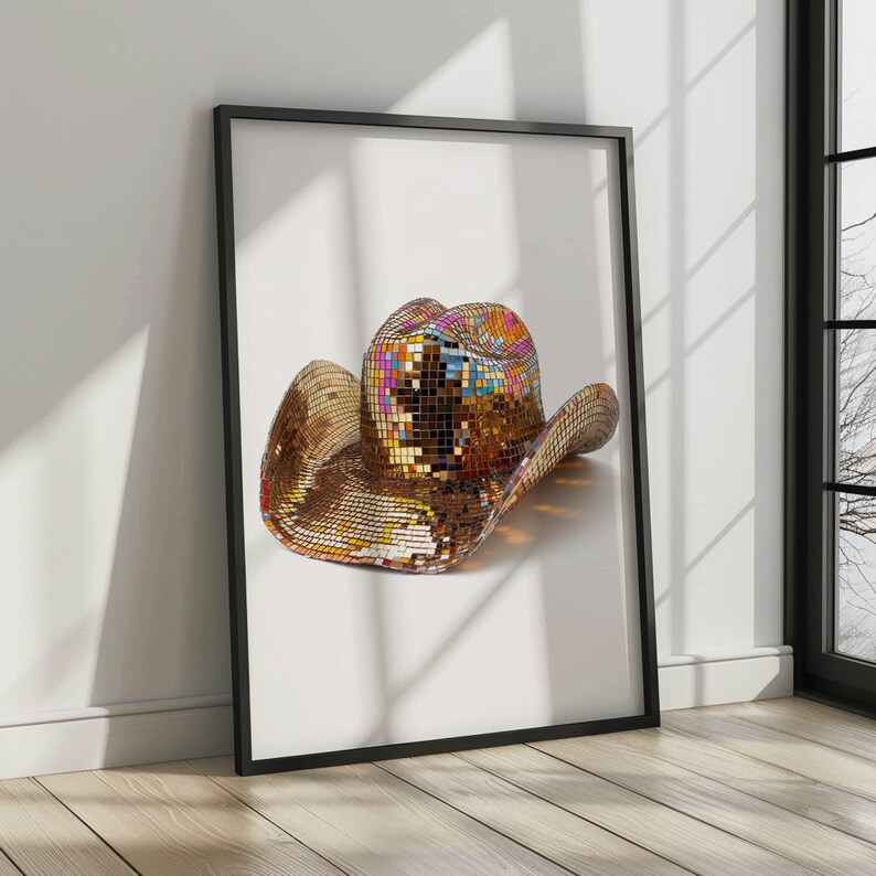 K&ouml;nnte beinhalten: Ein goldener Cowboyhut mit einer verspiegelten Oberfl&auml;che. Der Hut ist mit kleinen, bunten Quadraten verziert.