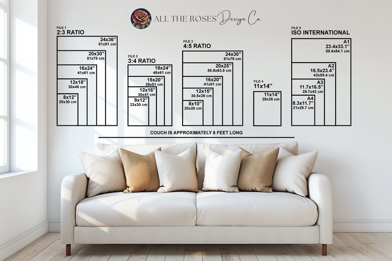 K&ouml;nnte beinhalten: Eine wei&szlig;e Wand mit einem wei&szlig;en Sofa davor. Die Wand zeigt eine Tabelle mit verschiedenen Druckgr&ouml;&szlig;en und ihren entsprechenden Ma&szlig;en in Zoll und Zentimetern. Die Tabelle ist mit "All the Roses Design Co." betitelt und enth&auml;lt den Text "ISO International".