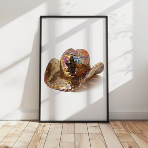 K&ouml;nnte beinhalten: Ein goldener Cowboyhut mit einem spiegelnden Mosaikdesign. Der Hut besteht aus vielen kleinen, quadratischen Teilen aus Spiegelmaterial.