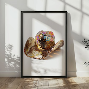 K&ouml;nnte beinhalten: Ein goldener Cowboyhut mit einem spiegelnden Mosaikdesign. Der Hut hat einen breiten Rand und eine Krone mit einer Vielzahl von farbigen Quadraten.