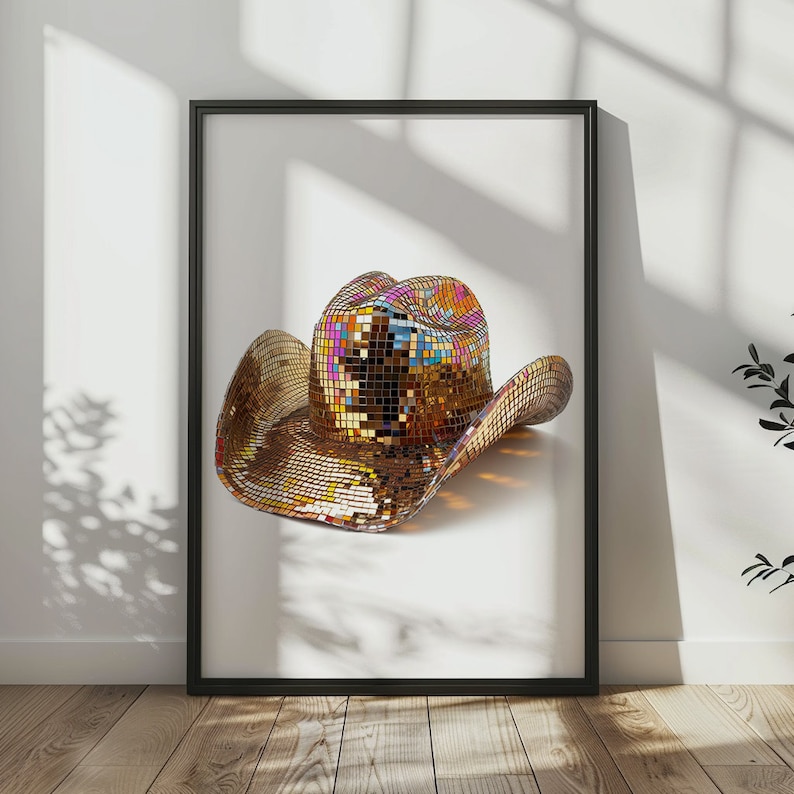 K&ouml;nnte beinhalten: Ein goldener Cowboyhut mit einem spiegelnden Mosaikdesign. Der Hut hat einen breiten Rand und eine Krone mit einer Vielzahl von farbigen Quadraten.