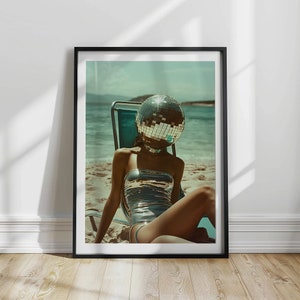 Cartel de relajación de Disco Ball Head Beach / Impresión de arte de pared retro de los años 70 / Cartel de la casa de moda / Cartel de la casa de verano / Arte preppy vintage de niña