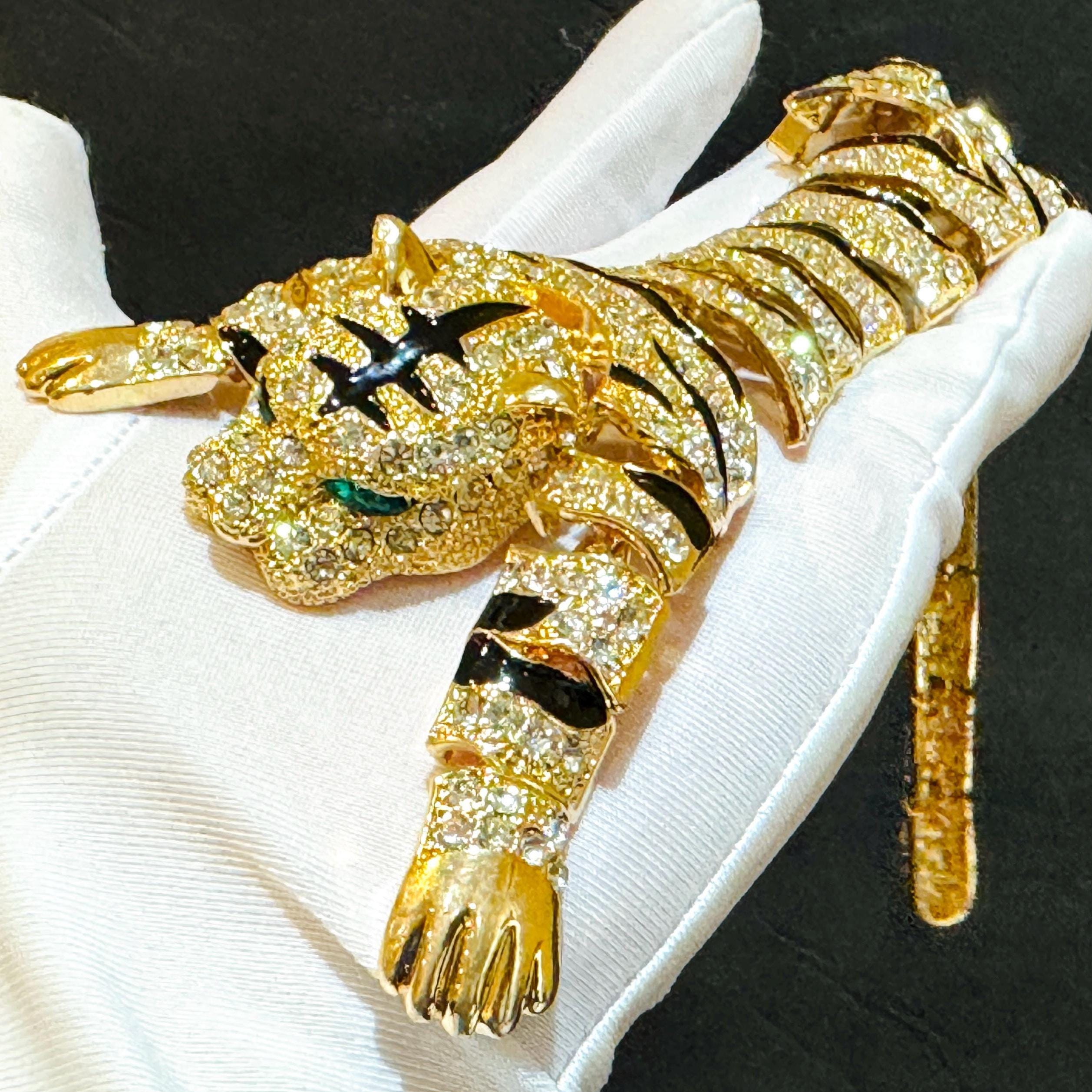 Broche paon en métal plaqué or et strass transparents vintage des années 1970 - France