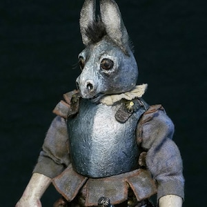 Poupée âne | Poupée artistique anthropomorphe soldat Renaissance | Miniature OOAK | Objet de collection fait main