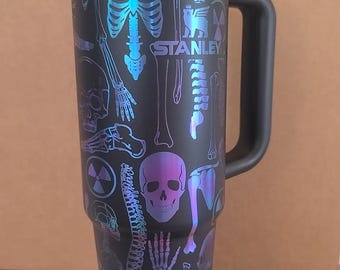 Vaso térmico Stanley Owala Yeti para radiología grabado con láser, diseño de rayos X para ortopedia ósea.