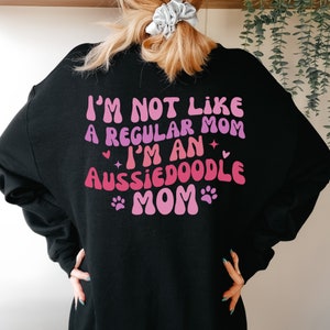Moletom Aussiedoodle Mom | Aussiedoodle | Gola redonda retrô | Moletom Groovy Dog Mom | Eu não sou como uma mãe normal, sou uma mãe Aussiedoodle