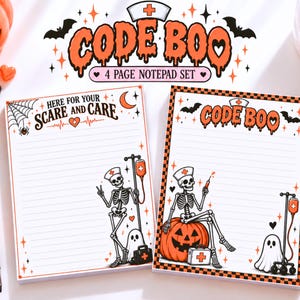 Może przedstawiać: Zestaw 4 notatników zatytułowany Code Boo z ilustracjami o tematyce Halloween. Jeden notatnik przedstawia szkielet pielęgniarza z pajęczyną i napisem Here For Your Scare And Care. Drugi zawiera szkielet na dyni z napisem Code Boo.
