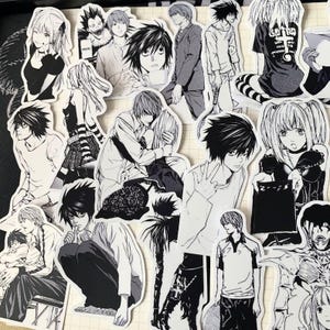 Könnte beinhalten: Eine Sammlung von schwarz-weißen Anime-Charakter-Aufklebern. Die Aufkleber zeigen verschiedene Charaktere in unterschiedlichen Posen und Ausdrücken. Die Kunstwerke sind detailliert, mit einem Fokus auf Gesichtszüge und Kleidung. Die Aufkleber sind ausgeschnitten und einsatzbereit.