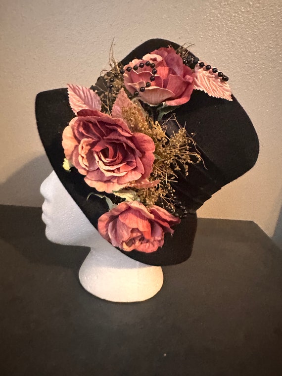 Vinatge a black hat with roses - image 1