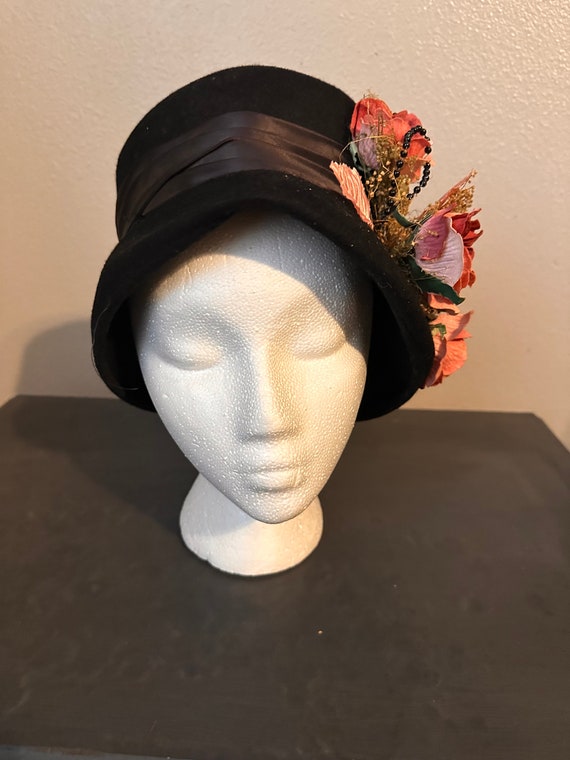 Vinatge a black hat with roses - image 6