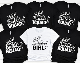 Könnte beinhalten: Fünf schwarze T-Shirts mit weißem Text und einer Kronengrafik. Der Text auf vier der Shirts lautet "Birthday Squad". Der Text auf dem fünften Shirt lautet "Birthday Girl".