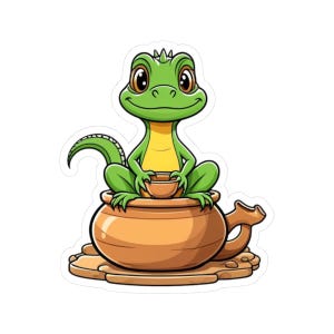 Puede incluir: Un iguana verde de dibujos animados con detalles amarillos se sienta en una tetera de barro marrón, sosteniendo una taza pequeña marrón. El iguana tiene ojos grandes y redondos y una sonrisa amigable.