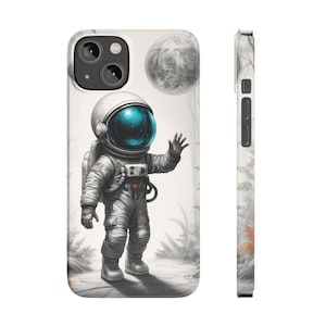 Puede incluir: Una funda de teléfono con un astronauta de dibujos animados con un traje espacial y una visera azul, saludando. El diseño incluye un planeta gris y un fondo con una ilustración en escala de grises de plantas. La funda es blanca con un módulo de cámara negro.