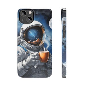 Puede incluir: Un astronauta con un traje espacial blanco con un diseño de galaxia azul y negro en el casco está sosteniendo una taza de café en el espacio. El fondo es azul oscuro con estrellas y una luna.
