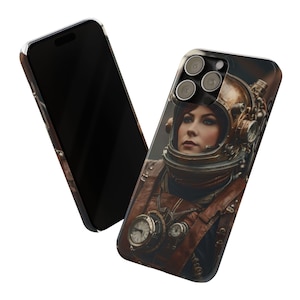 Könnte beinhalten: Eine Handyhülle mit einem Steampunk-Design, das eine Frau mit Helm und Schutzbrille zeigt. Die Hülle ist braun und hat einen Vintage-Look.