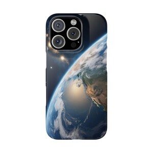 Könnte beinhalten: Smartphone-Hülle mit einem detaillierten Bild der Erde aus dem Weltraum. Die Hülle hat einen schwarzen Rand und eine glänzende Oberfläche. Das Design zeigt die blauen Ozeane, das Land und die Wolken des Planeten mit einem Blick auf die Sonne.