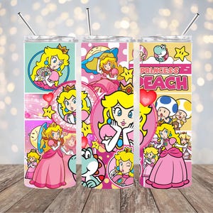 Pode incluir: Um copo de aço inoxidável com a Princesa Peach da série de videojogos Super Mario. O design inclui vários painéis com imagens da Princesa Peach, Yoshi e outros personagens, com o texto "PRINCESS PEACH". O copo tem uma palhinha prateada.