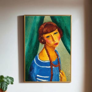 Könnte beinhalten: Gerahmtes Gemälde einer Frau in einem blauen Kleid mit weißen Streifen, die eine braune Perlenkette trägt. Die Frau hat braunes Haar und steht vor einem grünen Vorhang. Das Gemälde ist in einem goldenen Rahmen.