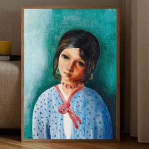 Könnte beinhalten: Gerahmtes Porträt einer jungen Person mit dunklem Haar und einem blauen Kleid mit kleinen weißen Blumenmustern. Das Porträt hat einen türkisfarbenen Hintergrund und eine rote Halskette mit einer Schleife. Das Kunstwerk befindet sich in einem Holzrahmen.