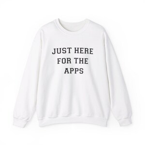 Könnte beinhalten: Weißer Langarm-Sweatshirt mit dem Aufdruck "JUST HERE FOR THE APPS" in Schwarz.