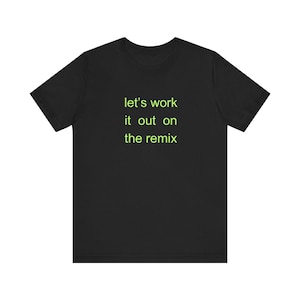 Pode incluir: Camiseta preta com o texto "Let's work it out on the remix" em verde.