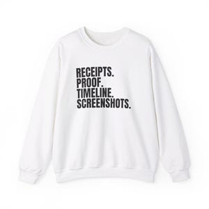 Könnte beinhalten: Weißes Sweatshirt mit dem schwarzen Aufdruck "RECEIPTS. PROOF. TIMELINE. SCREENSHOTS.". Das Sweatshirt mit Rundhalsausschnitt ist ein lässiger Stil, geeignet für den Alltag.