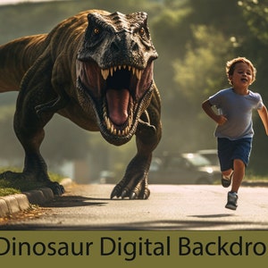 Op de afbeelding: Een groene, bladerrijke achtergrond met een grote, bruine dinosaurus met een wijd open bek, die een jonge jongen in een blauw shirt en blauwe broek achtervolgt. De jongen rent op een geplaveide weg weg van de dinosaurus.