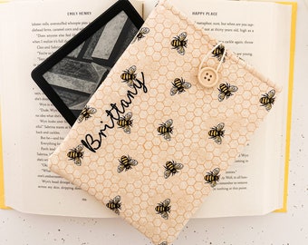 Funda Kindle Bee personalizada, cubierta Kindle acolchada, cierre de botón, regalos Bookish, cubierta de lector electrónico bordada, estuche Kindle personalizado
