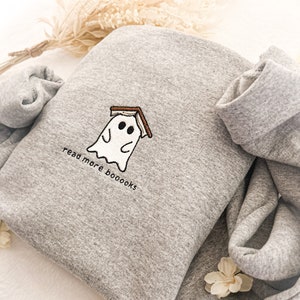 Felpa con libro fantasma ricamato, Leggi di più felpa Booooks, girocollo autunnale, felpa amante del libro, pullover stagione spettrale, lettura fantasma