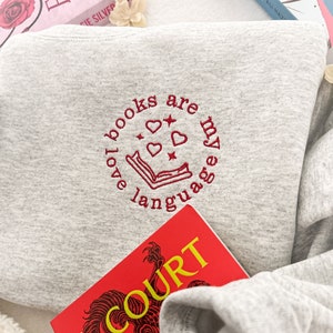 Besticktes Buch-Liebhaber-Sweatshirt, Bücherwurm Rundhalsausschnitt, Romanze Leser, Bücher sind meine Liebessprache, Herbst-Buch-Liebhaber-Geschenk, Romanze-Girlie