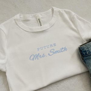 Anpassad Future Mrs. Baby T-shirt, Broderad efternamnsbrudtröja, Personlig Mrs Crop Top, Anpassad brudtröja, Förlovningspresent