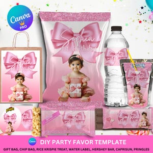 Könnte beinhalten: Eine rosa-weiße Party-Favoriten-Vorlage mit einer rosa Schleife und dem Text "Sophia 1. Geburtstag". Die Vorlage enthält eine Geschenktüte, eine Chipstüte, einen Rice Krispie Treat, ein Wasser-Etikett, einen Hershey-Riegel, Capri Sun und Pringles.