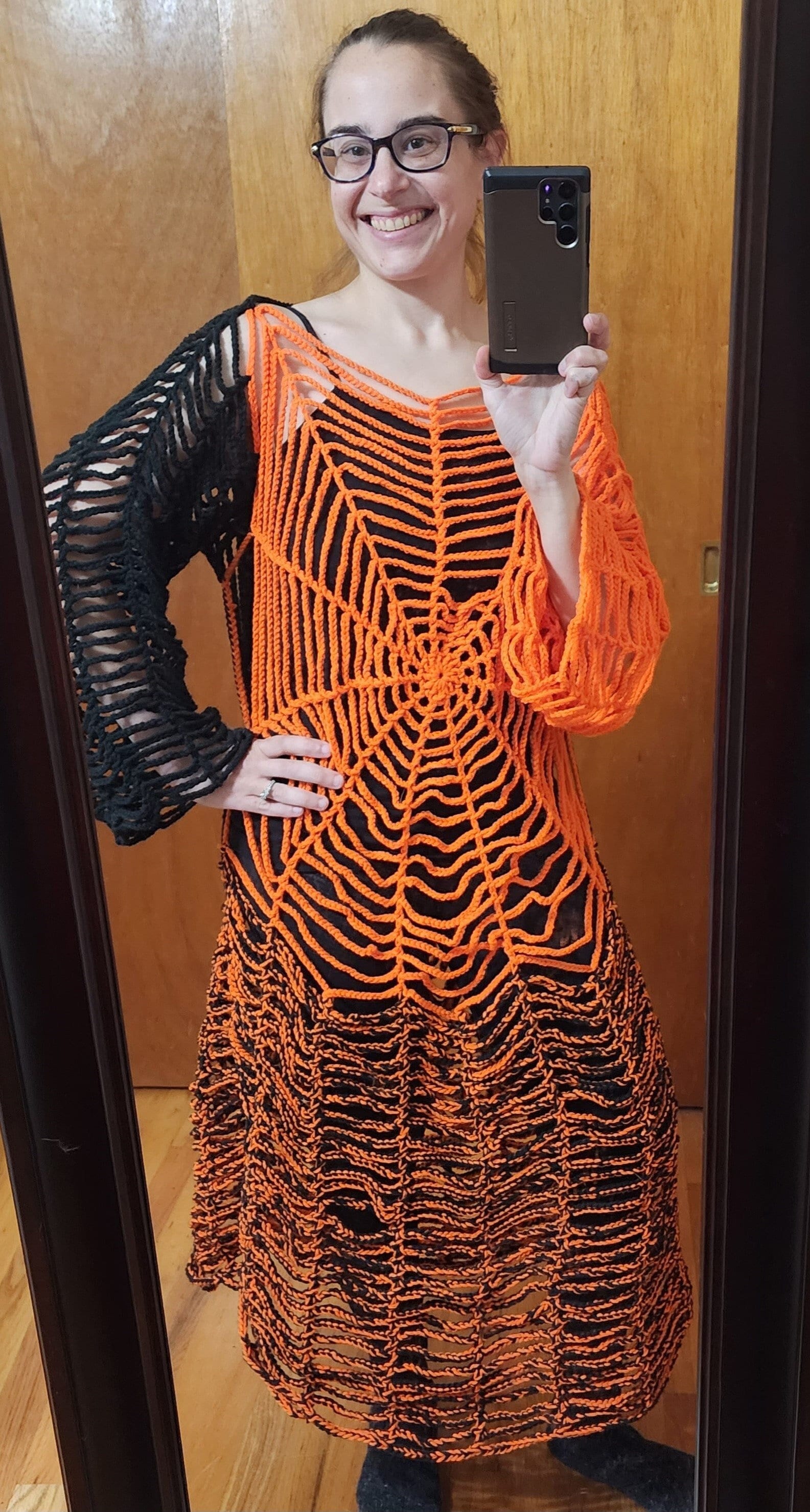 Orange und Schwarzes Spinnennetz Hexen Kleid