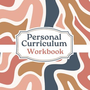 Puede incluir: Un cuaderno de trabajo titulado "Personal Curriculum Workbook" con un diseño retro. La portada presenta un patrón de formas abstractas en tonos de rosa, marrón y azul marino. El título está en un marco decorativo.