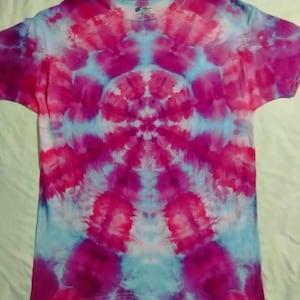 L Whimsical Waters: Eis gefärbtes Rosa & Aqua Kaleidoskop Tie-Dye T-Shirt