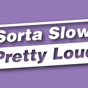 Peut inclure: Rectangle blanc sur fond violet. Le texte "Sorta Slow Pretty Loud" est écrit en lettres blanches.