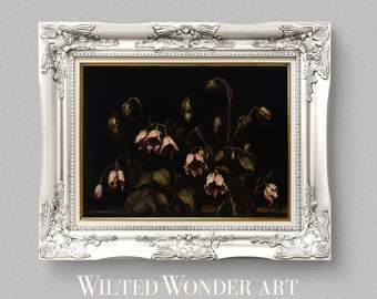 Peut inclure: Peinture encadrée représentant une nature morte de fleurs roses fanées sur fond sombre. L'œuvre est encadrée dans un cadre blanc orné de style vintage. Le texte "WILTED WONDER ART" est affiché en dessous.