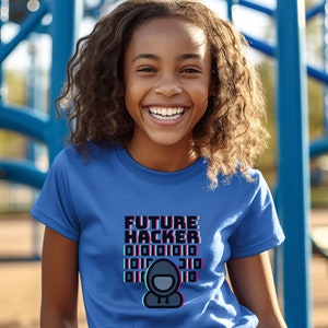 Może przedstawiać: Młoda osoba w niebieskiej koszulce z napisem "FUTURE HACKER" i stylizowanym obrazkiem osoby w kapturze z kodem binarnym w tle.