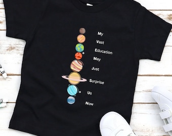 Camisa juvenil do sistema solar, camiseta gráfica de planetas, camisa de dispositivo mnemônico, camisa científica STEM