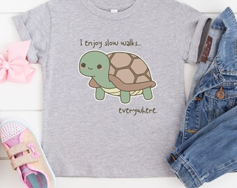 Camiseta com estampa de caminhada lenta para criança, camisa fofa de tartaruga, camisa engraçada para criança, presente para criança