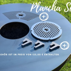 Könnte beinhalten: Ein silbernes Plancha-Set mit einem Grillrost, einer runden Grillplatte und vier Metallteilen. Der Text "Plancha Set" ist in Weiß auf schwarzem Hintergrund geschrieben. Der Text "DAS ZUBEHÖR IST IM PREIS VON 125,00 € ENTHALTEN" ist in Schwarz auf silbernem Hintergrund geschrieben.